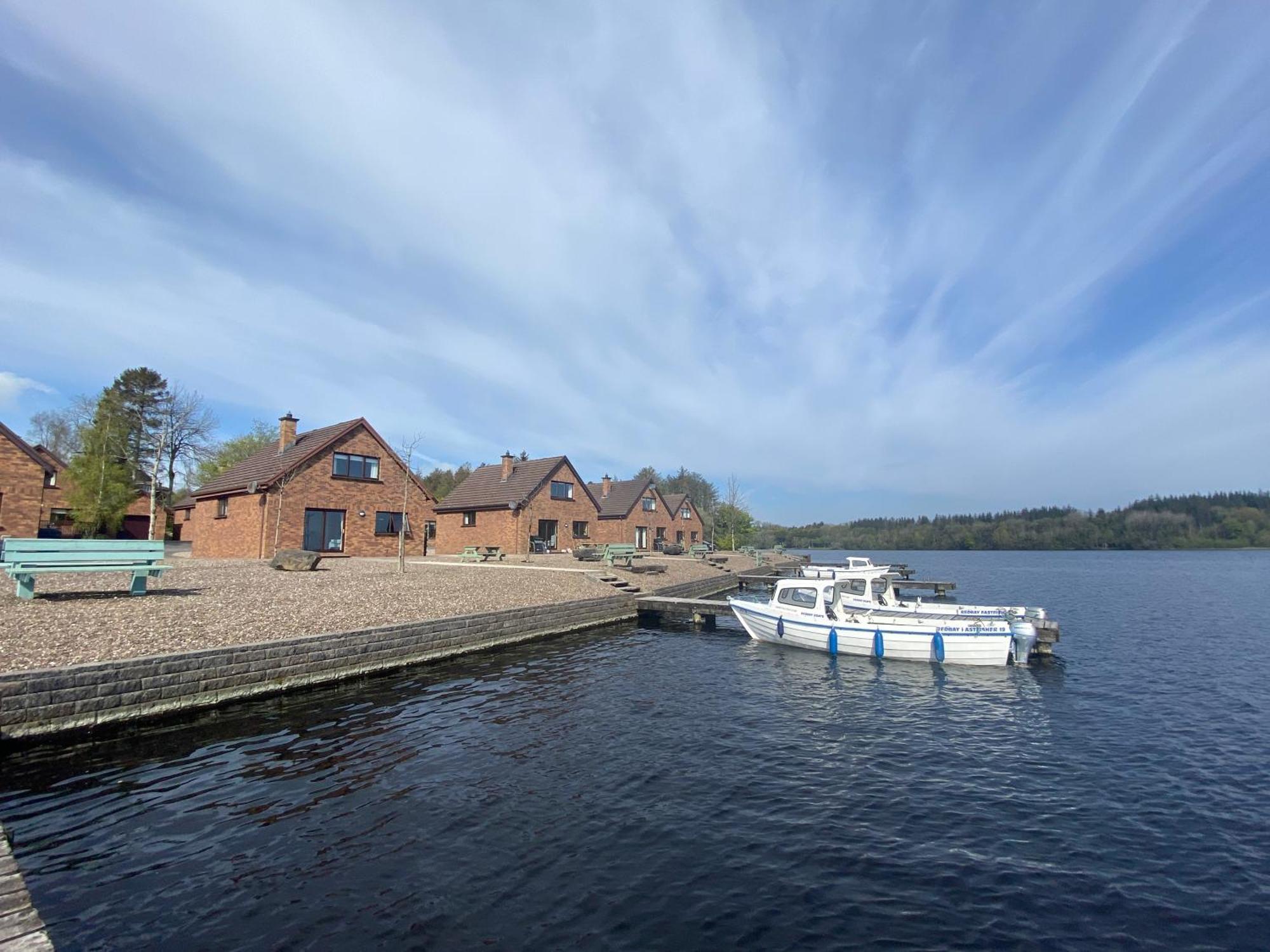 Tullybay Holiday Lodges Enniskillen Extérieur photo